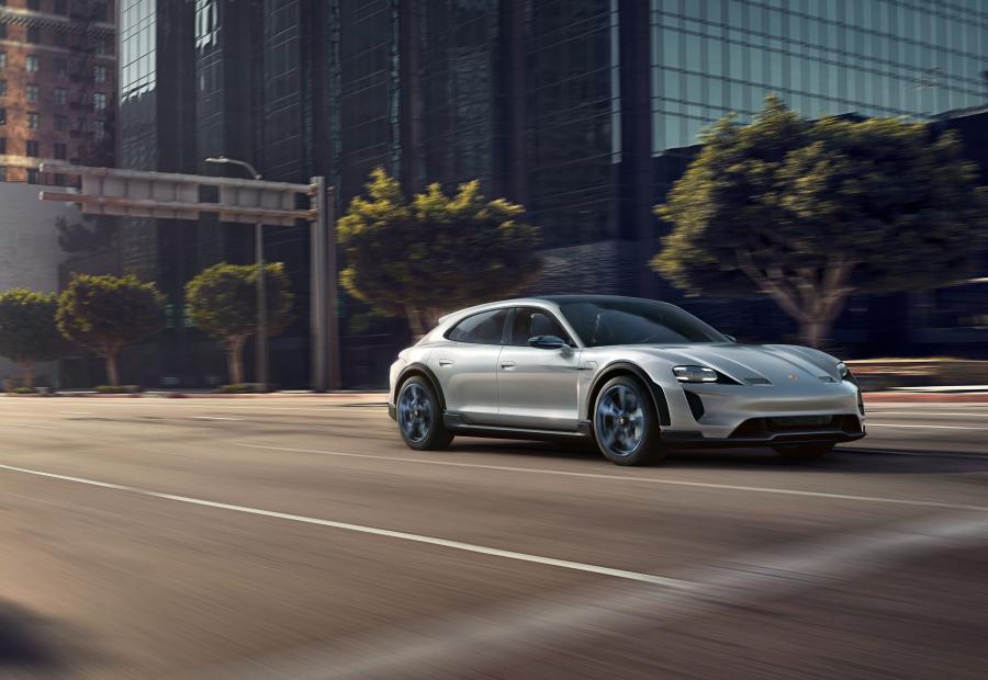  Porsche Mission E Cross Turismo 2018 года  (фото 1 из 66)